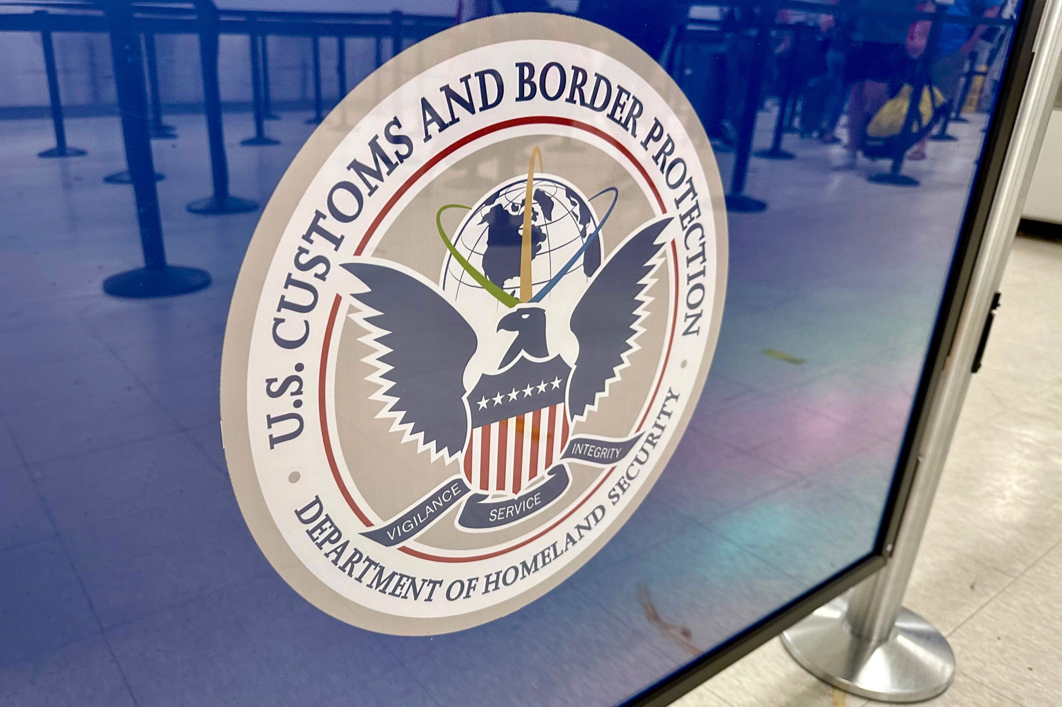 Das Logo der U.S. Customs and Border Protection bei der Einreise in die USA