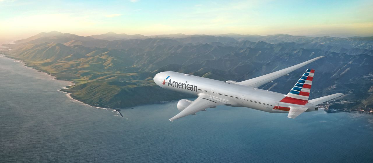 American Airlines Boeing B777-300 beim Flug übers Meer