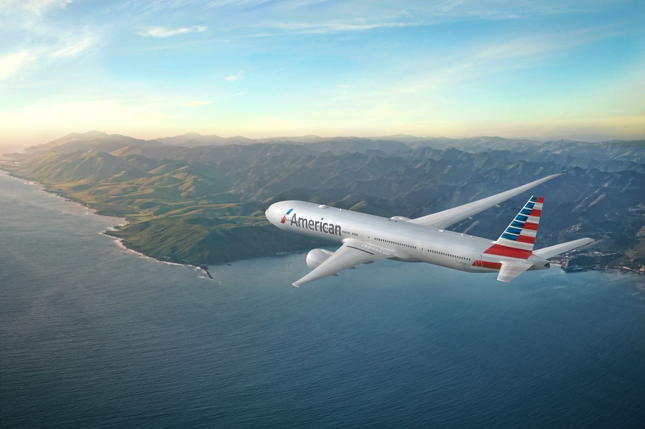 American Airlines Boeing B777-300 beim Flug übers Meer