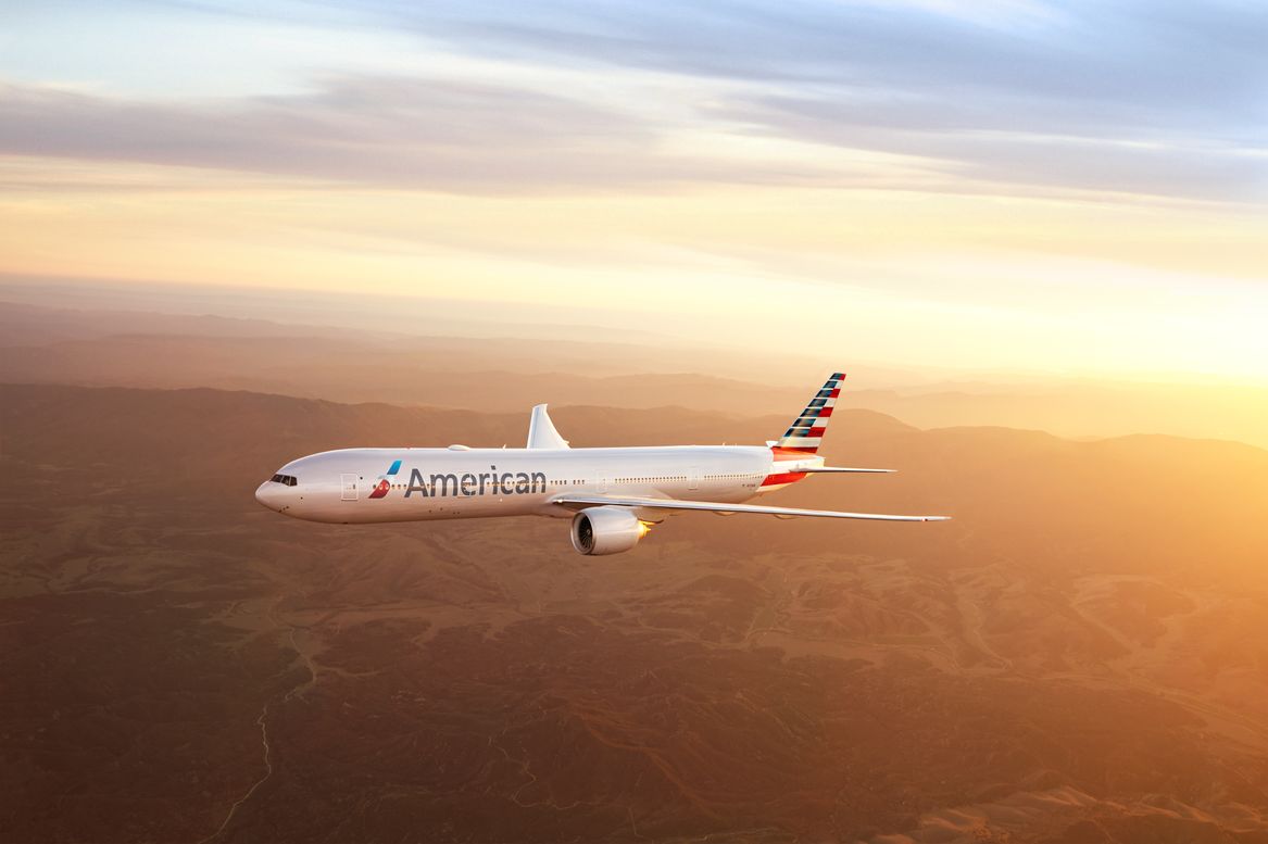 American Airlines Boeing B777-300 Flug beim Sonnenuntergang