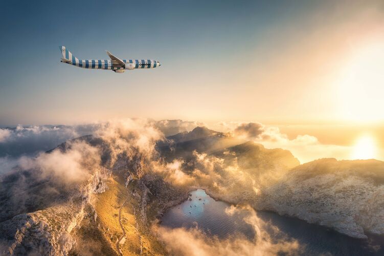 Die A330 von Condor hoch in der Luft über den Bergen