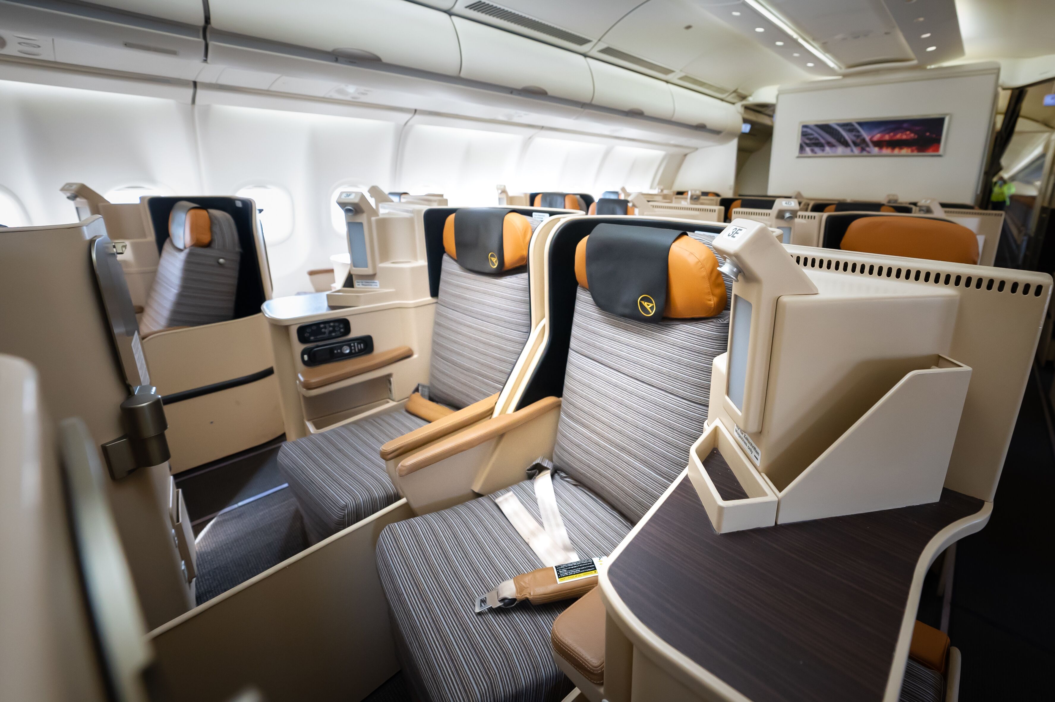 Blick in die Business Class an Bord der A330-200 von Condor