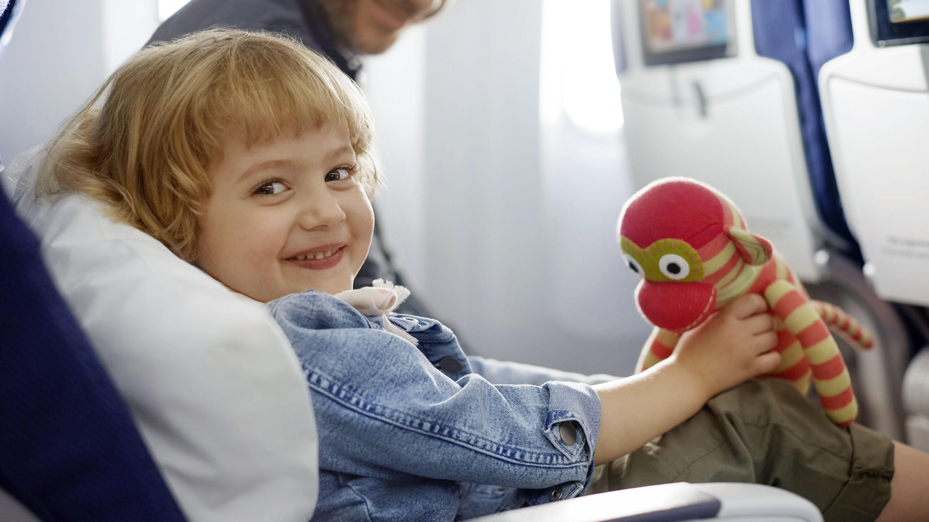 Kleinkind mit einem eigenem Sitz an Bord eines Flugzeugs Die Premium Economy Class auf einem Langstreckenflug in einem Condor Flugzeug