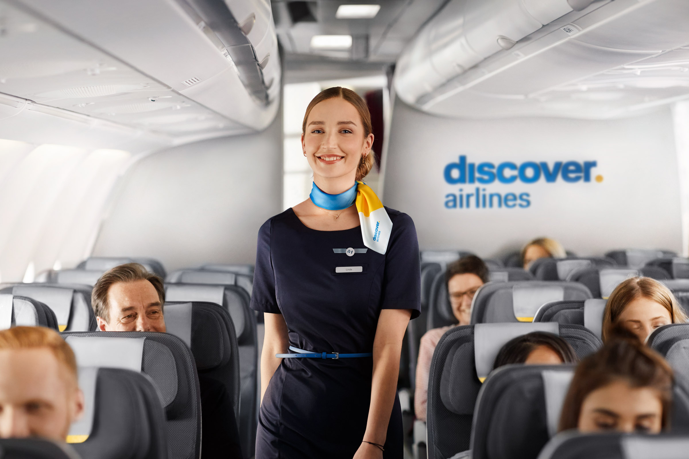 Stewardess auf einem Flug mit Discover Airlines