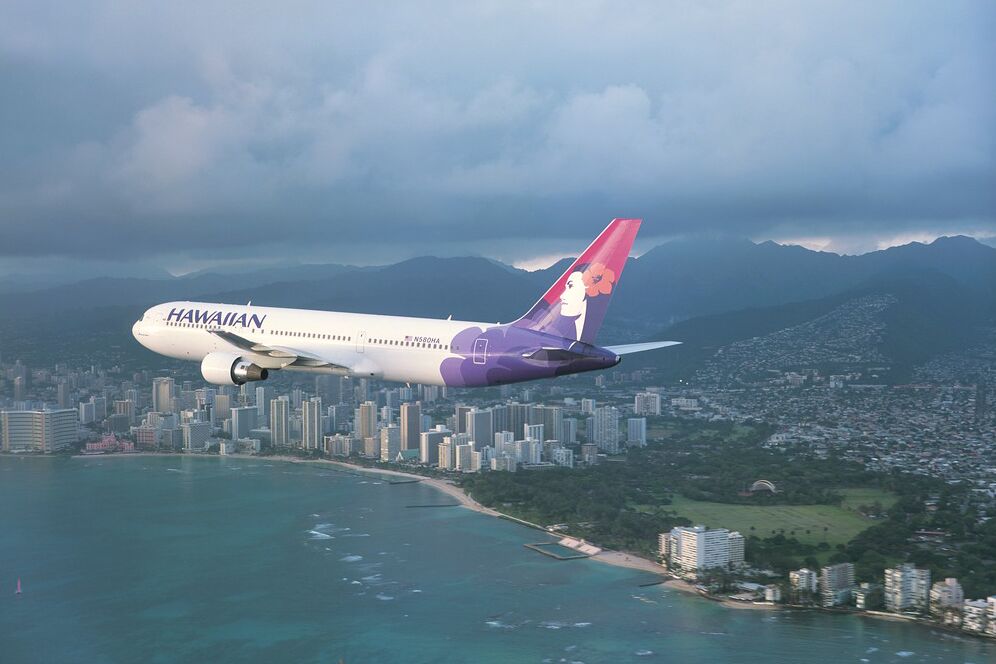 Hawaiian Airlines Flugzeug über Honolulu