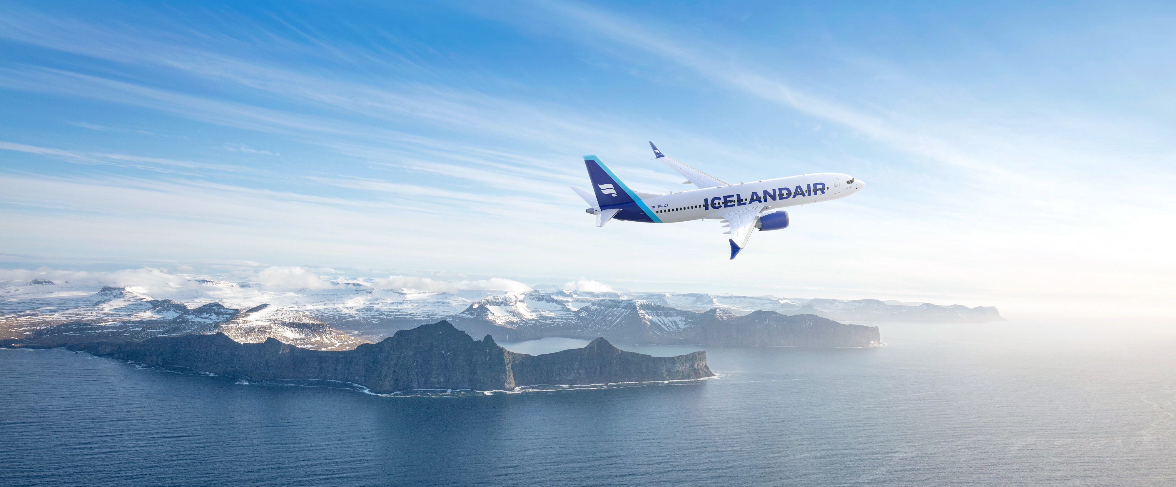 Ein Flugzeug der Icelandair fliegt durch die Luft