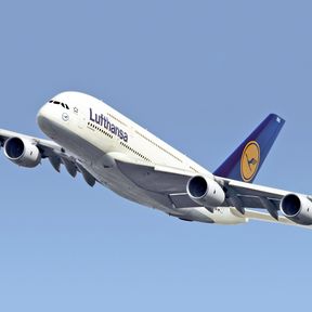 Lufthansa Airbus A380 im Flug