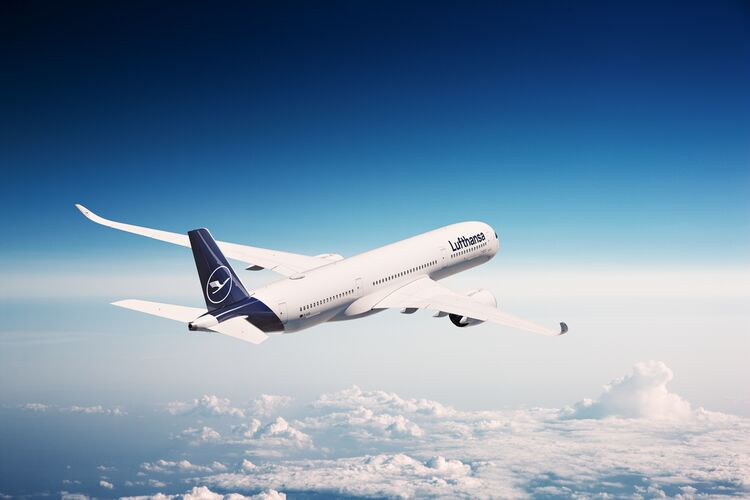 Lufthansa Airbus 350 über den Wolken
