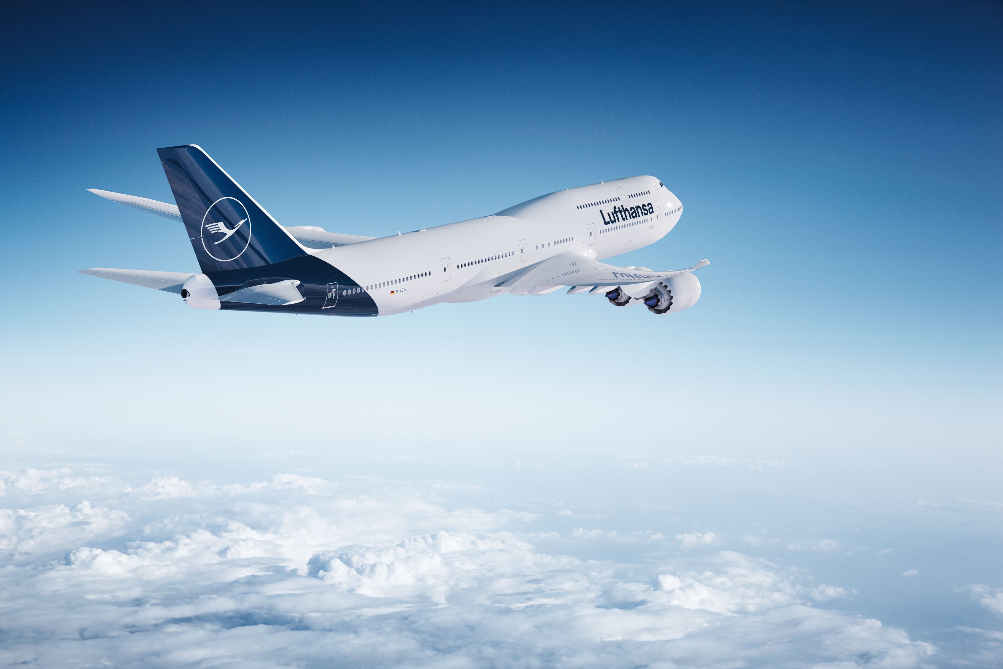 Eine Lufthansa Boeing 747 hoch über den Wolken