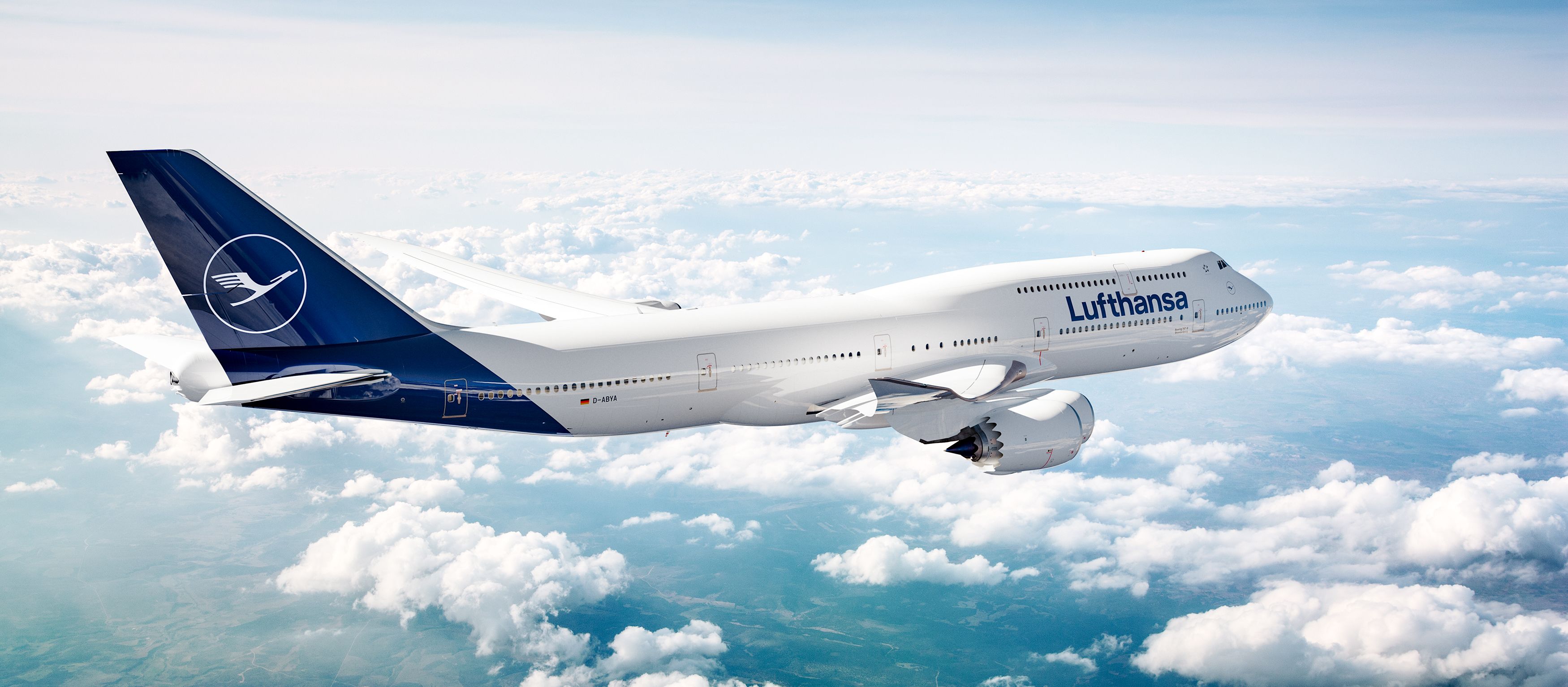 Eine Lufthansa Boeing 747 hoch über den Wolken