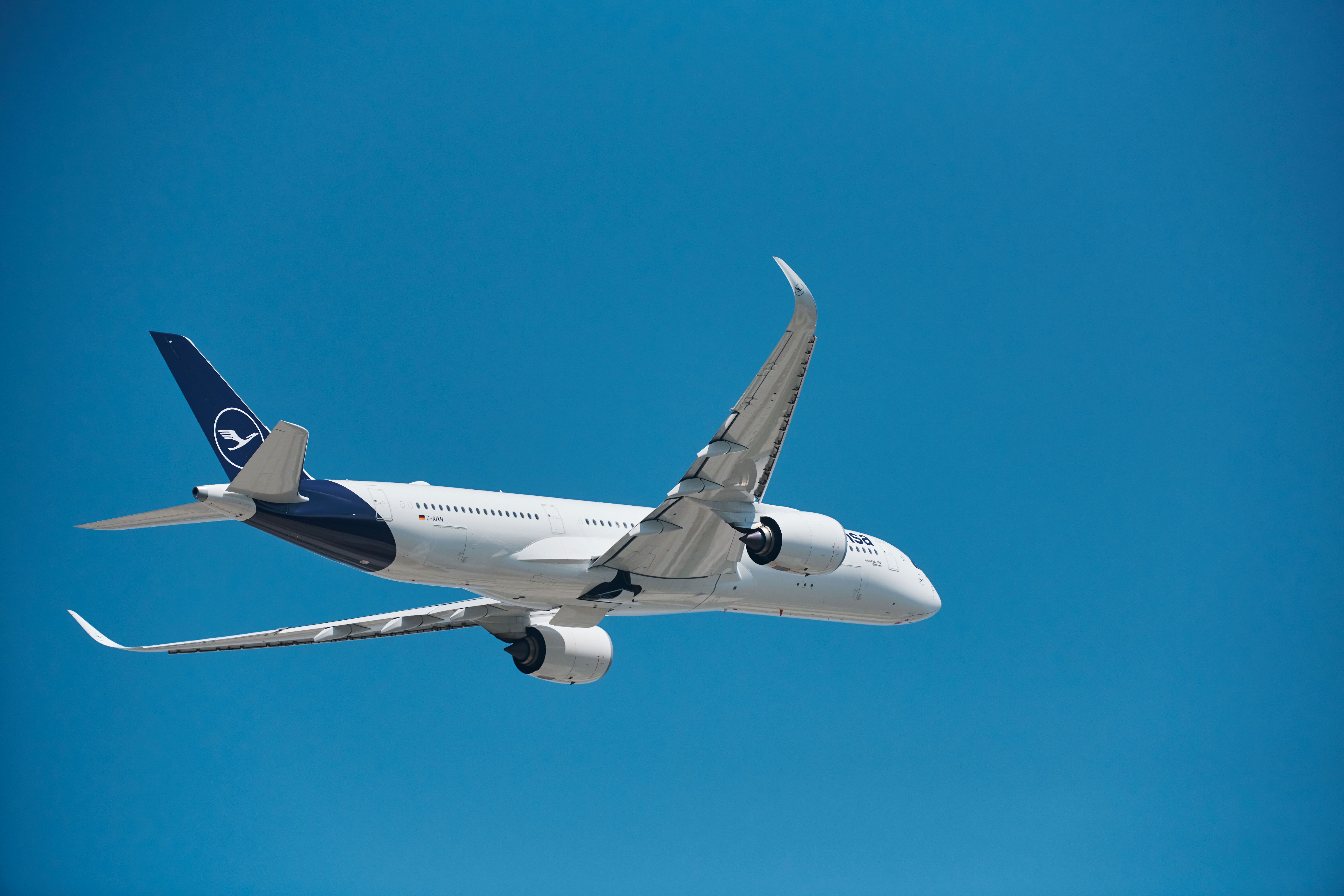 Ein fliegendes Lufthansa-Flugzeug