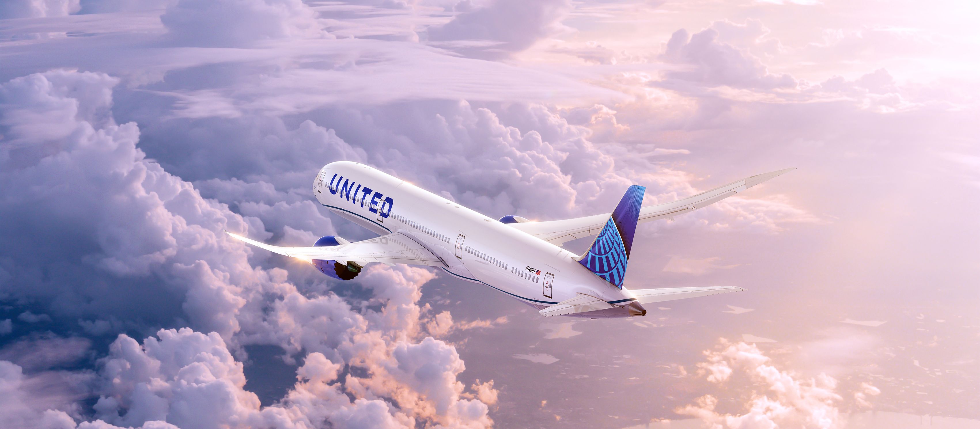 Ein Flugzeug von United Airlines fliegt über die Wolken