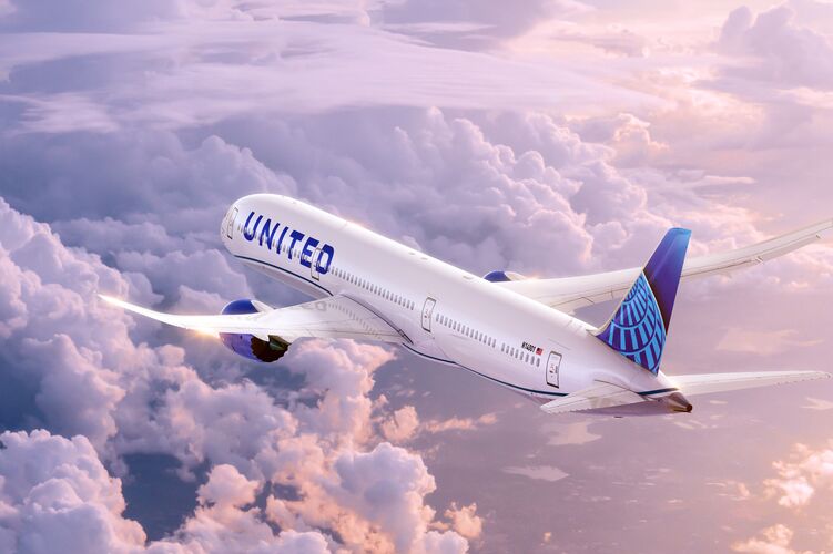 Ein Flugzeug von United Airlines fliegt über die Wolken