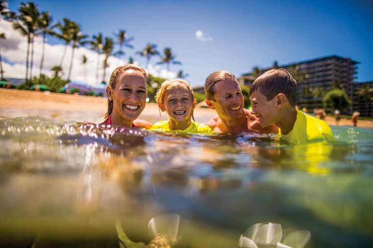 Schwimmen mit der Familie im Hale Huakai Ocean Center des Ka'anapali Beach Hotels auf Maui