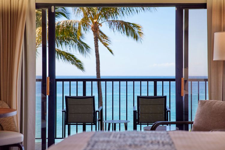 Blick vom Balkon zum Meer in einem Premium Room im Ka'anapali Beach Hotel auf Maui