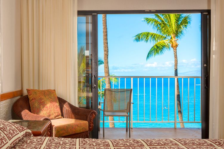Blick vom Bett zum Meer in einem Standard Room im Ka'anapali Beach Hotel auf Maui