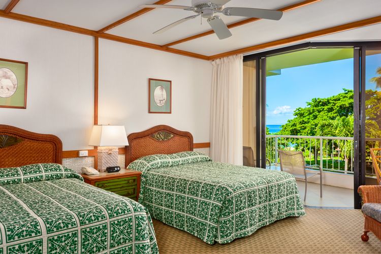 Zwei Doppelbetten in einem Standard Room im Ka'anapali Beach Hotel auf Maui