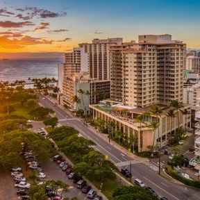 Das Queen Kapiolani Hotels Waikiki Beach in Honolulu, Oahu bei Sonnenuntergang