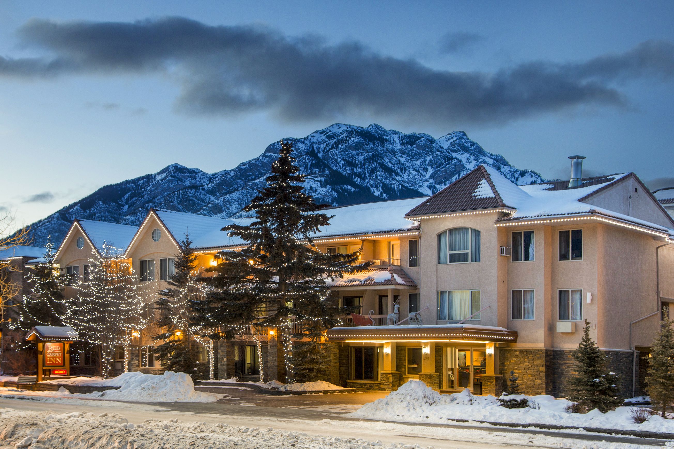Blick auf das Red Carpet Inn in Banff im Winter in Alberta