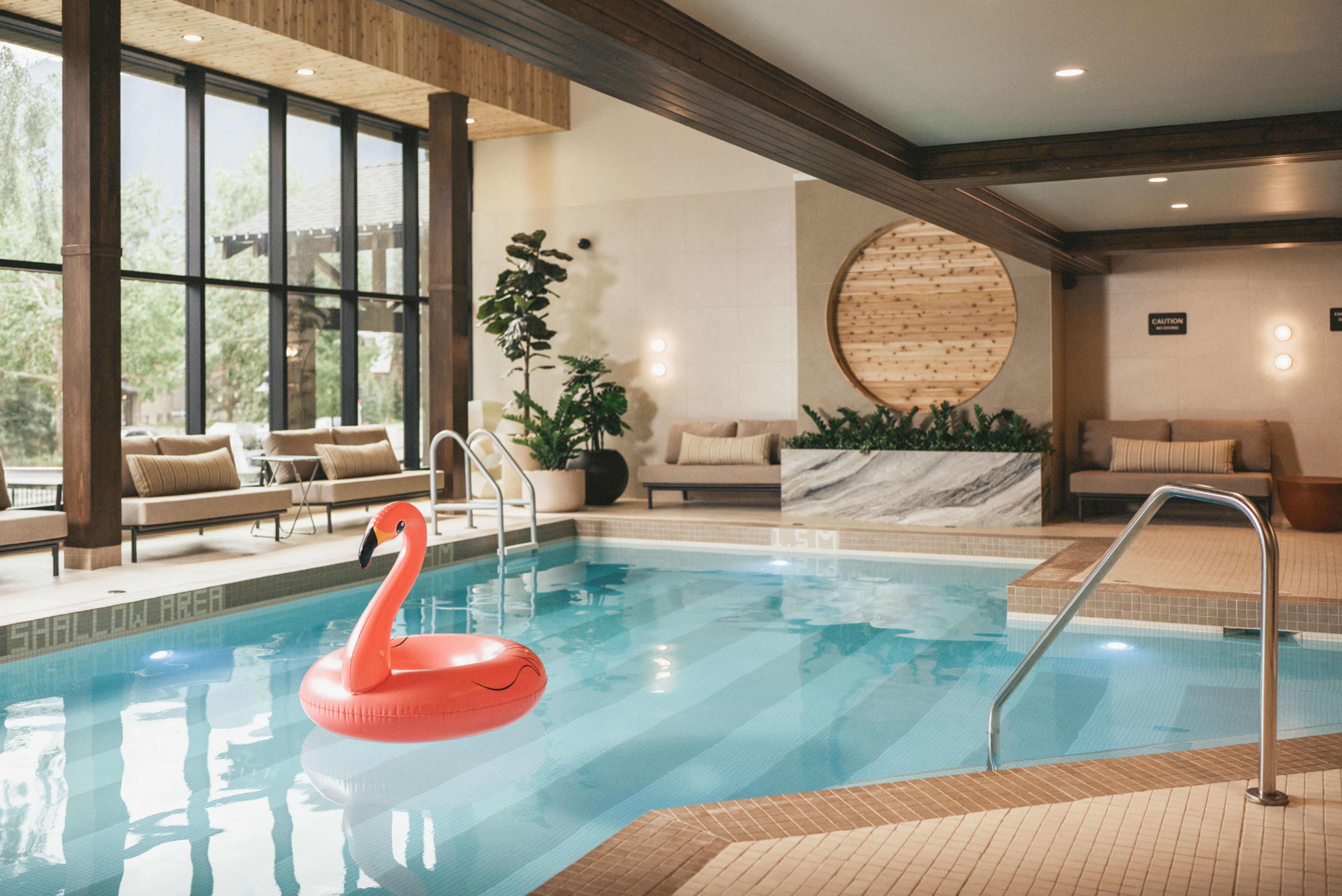 Pool im Indoorbereich The Kenrick Banff Alberta