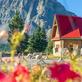 hotel/kanada/alberta/icefield-parkway/lodge-at-bow-lake/aussenansicht-sommer.cr1400x579-0x140