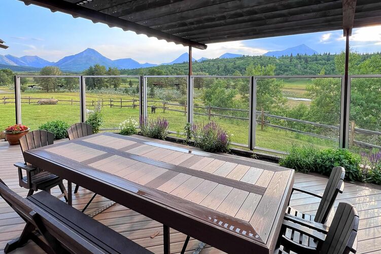 Außenterrasse der Thanksgiving Ranch in Pincher Creek Außenterrasse der Thanksgiving Ranch in Pincher Creek