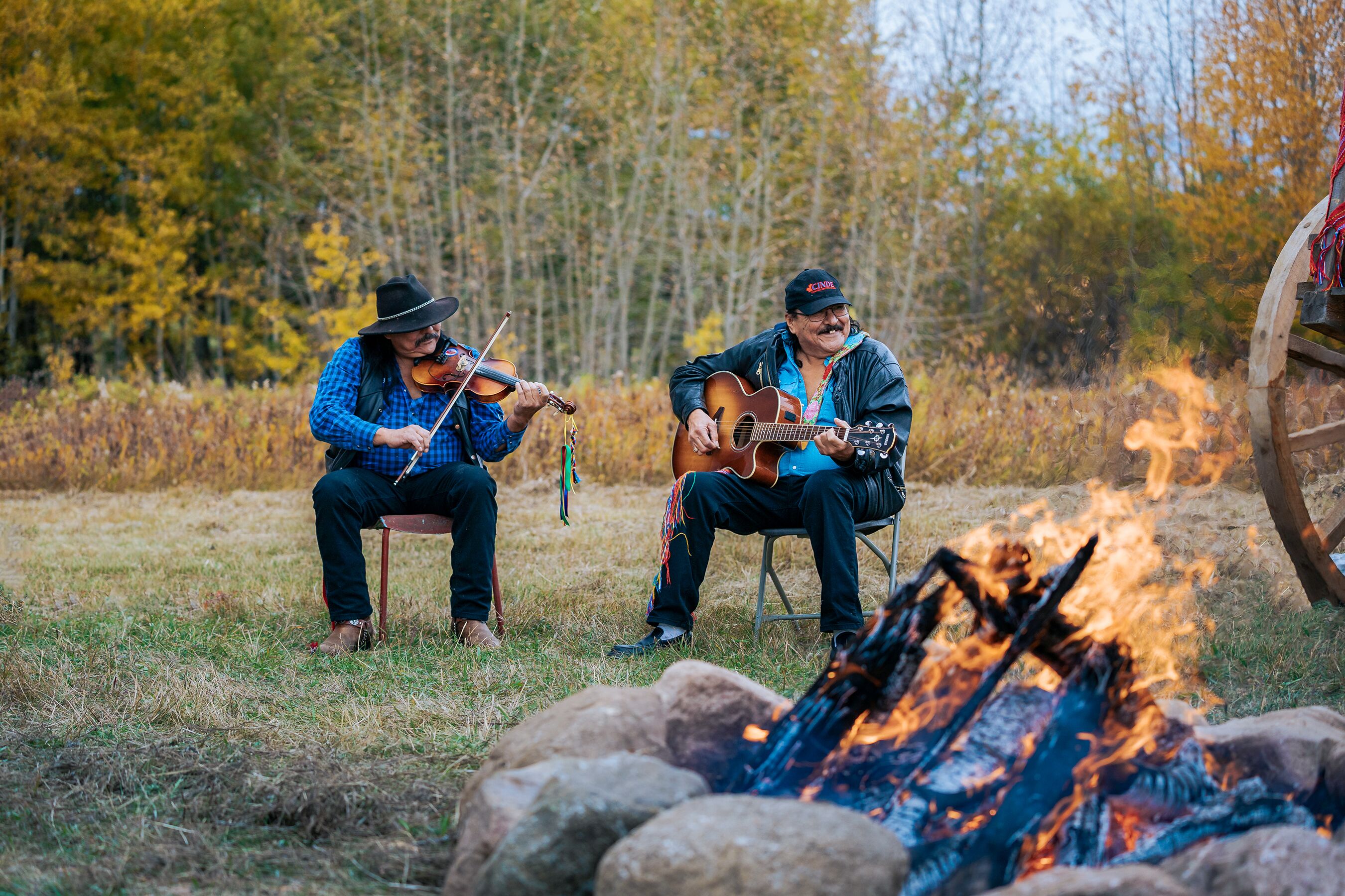Musiker am Lagerfeuer am Smoky Lake in Alberta