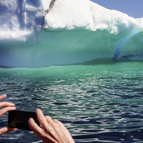 Eine Eisscholle vor Quirpon Island in Neufundland