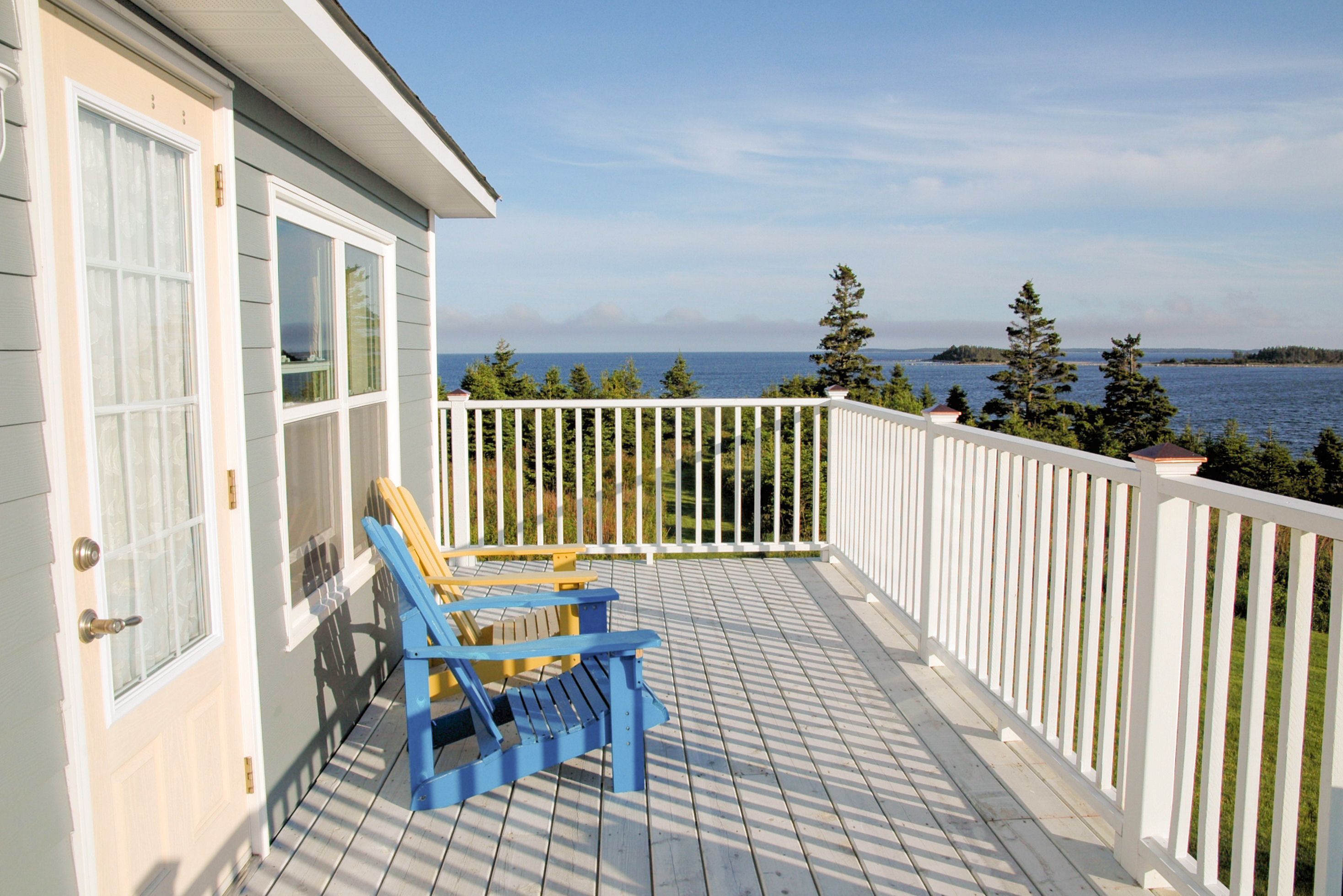 Die Terrasse des Seawind Landing Country Inns in Nova Scotia