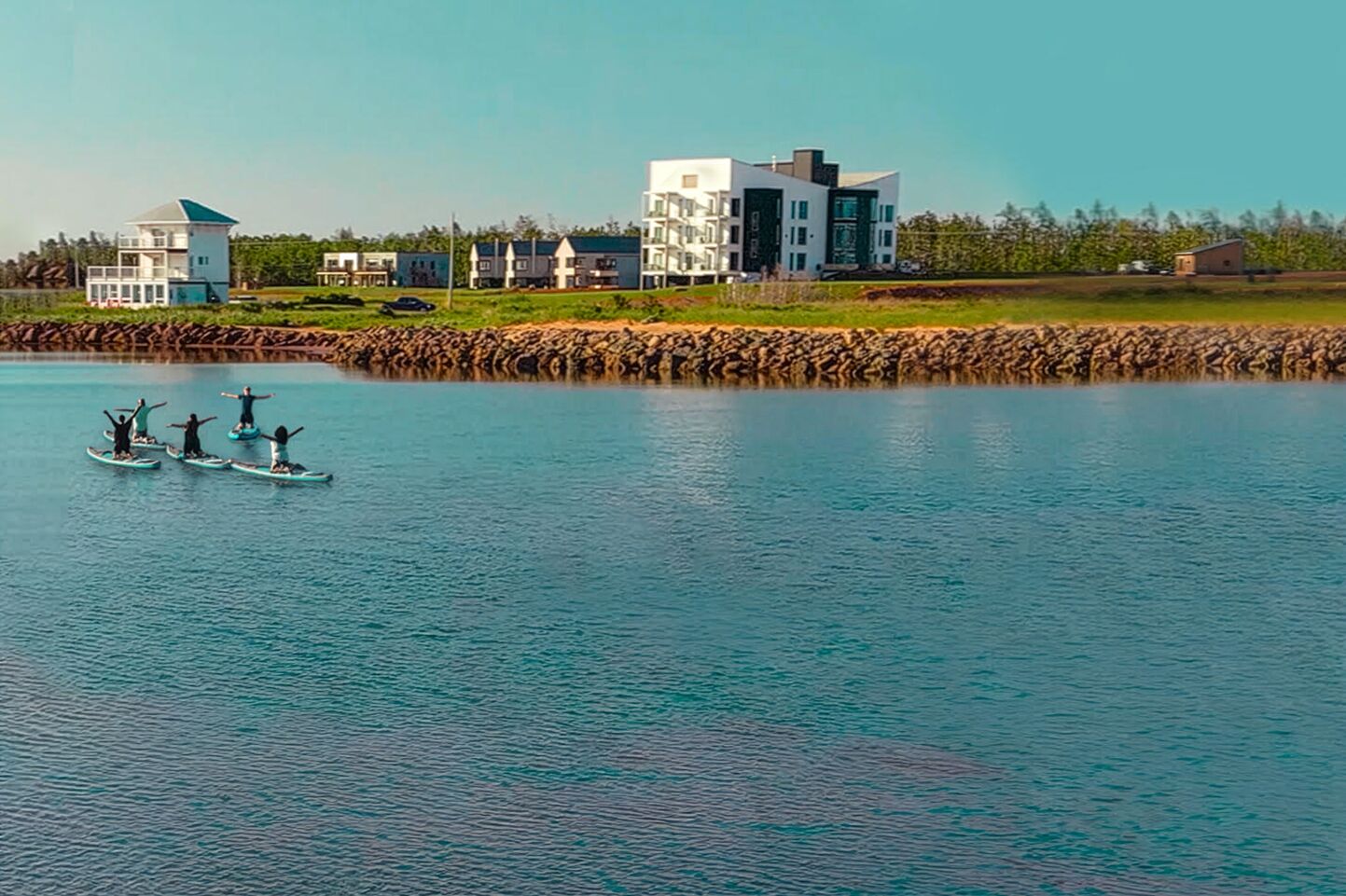 Blick auf das Blackbush Beach Resort an der Bucht von Tracadie