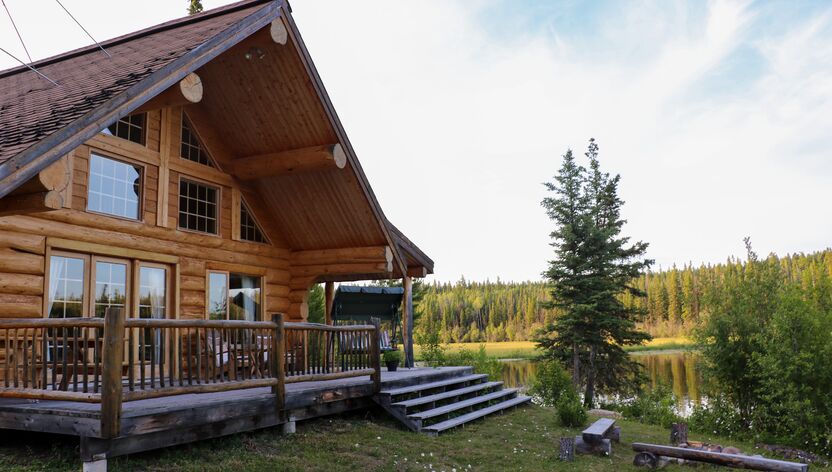 Blick auf das Luxury Log Home der Ten-ee-Ah Lodge in Lac la Hache, British Columbia Blick auf das Luxury Log Home der Ten-ee-Ah Lodge in Lac la Hache, British Columbia