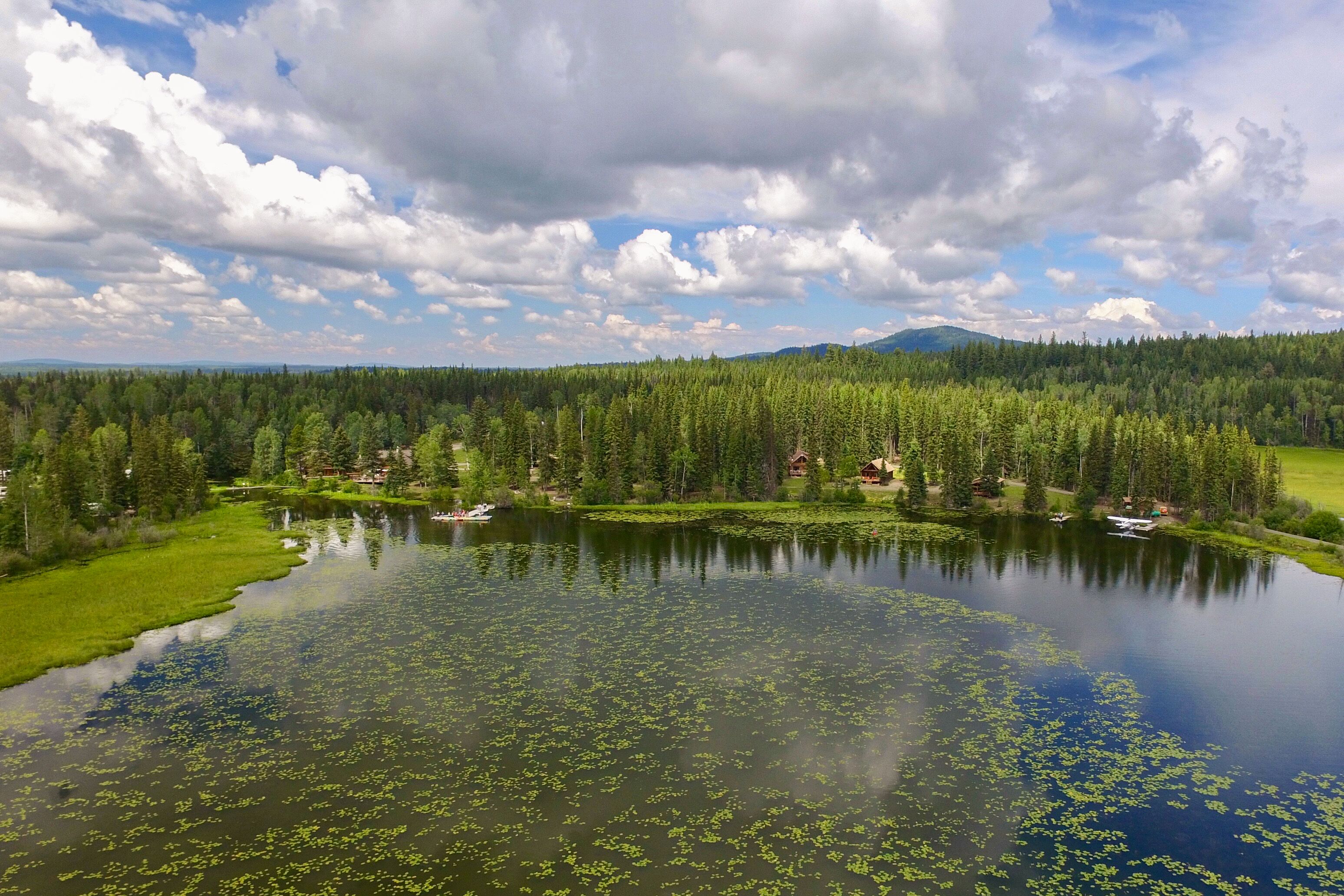 Das Ten-ee-ah Lodge Wilderness Resort in Lac la Hache von oben fotografiert