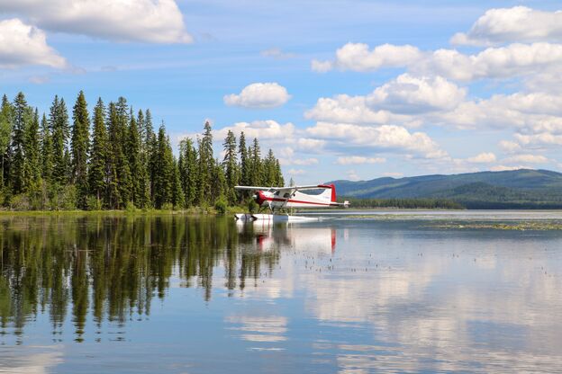Ein Wasserflugzeug landet auf dem Spout Lake bei der Ten-ee-Ah Lodge in Lac la Hache, British Columbia