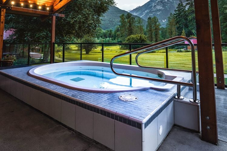 Der Whirlpool der Tweedsmuir Park Lodge in Bella Coola im Cariboo Chilcotin, British Columbia Der Whirlpool der Tweedsmuir Park Lodge in Bella Coola im Cariboo Chilcotin, British Columbia