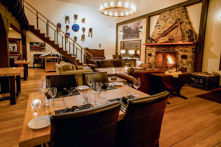 Der Dining Room der Tweedsmuir Park Lodge in Bella Coola im Cariboo Chilcotin, British Columbia Der Dining Room der Tweedsmuir Park Lodge in Bella Coola im Cariboo Chilcotin, British Columbia