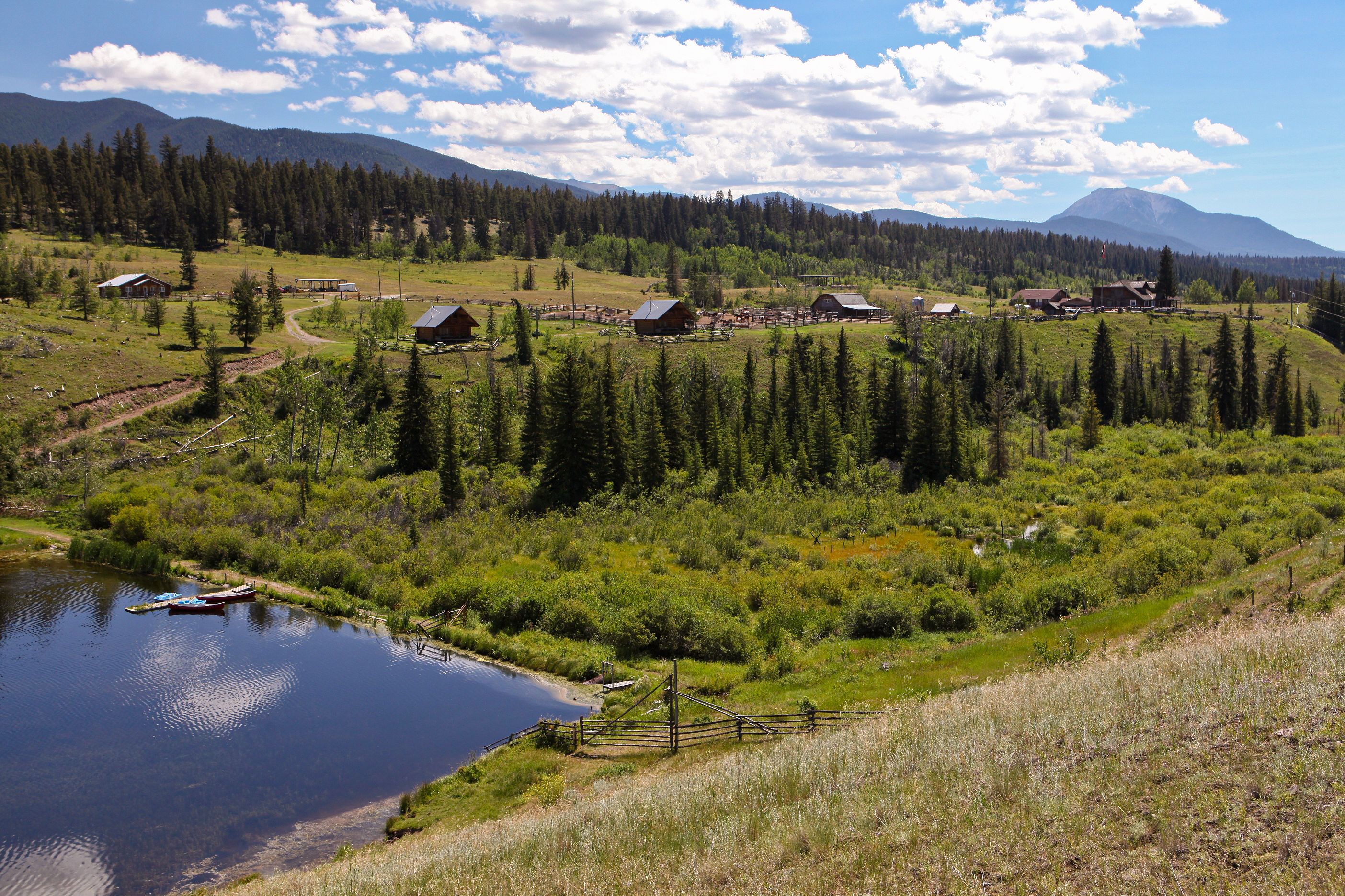 Blick auf den See und die Berge im Hintergrund der Big Bar Guest Ranch in Clinton, British Columbia