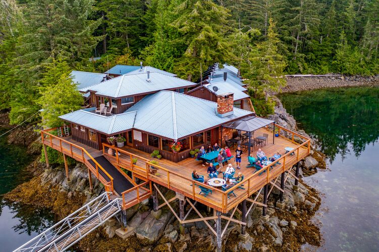 Das Dach des Farewell Harbour Lodge in British Columbia von oben