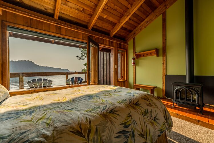 Gästezimmer mit schöner Ausicht auf das Wasser im Farewell Harbour Lodge in British Columbia