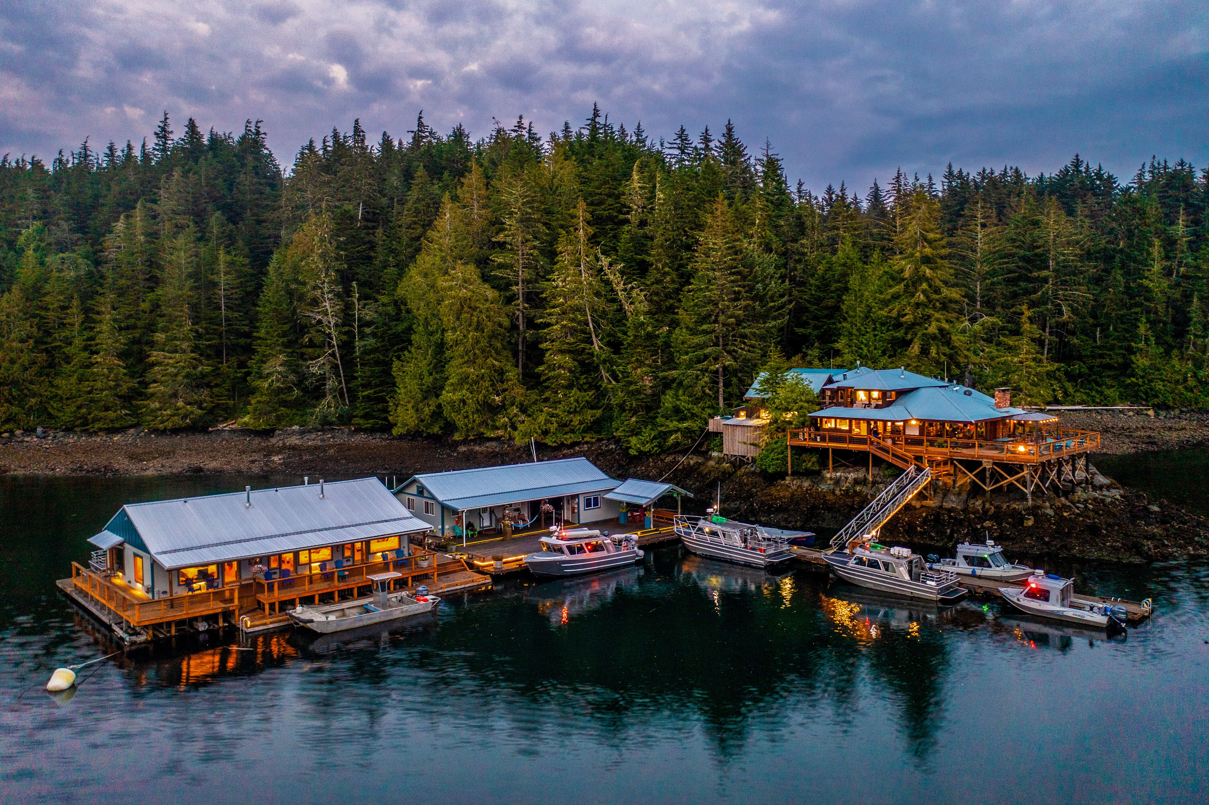 Schwimmende Hütten der Farewell Harbour Lodge in British Columbia