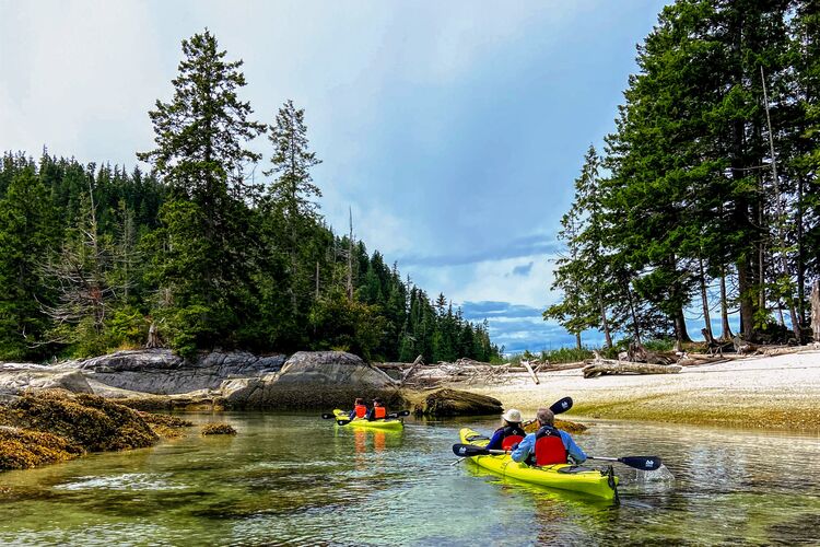 Mit dem Kayak auf dem See im Farewell Harbour Lodge in British Columbia fahren