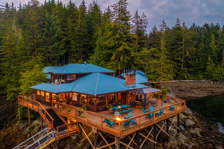 Terrasse zum entspannen am Abend genießen im Farewell Harbour Lodge in British Columbia