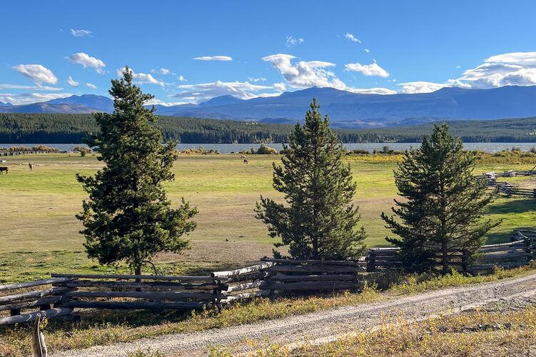 Aussicht auf die Landschaft um die Terra Nostra Guest Ranch herum in British Columbia