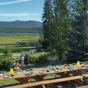 Outdoor Dinner auf der Terra Nostra Guest Ranch in Kleena Kleene, British Columbia