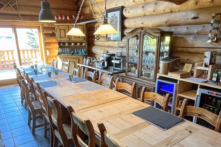 Lange Tafel in der Terra Nostra Guest Ranch in British Columbia