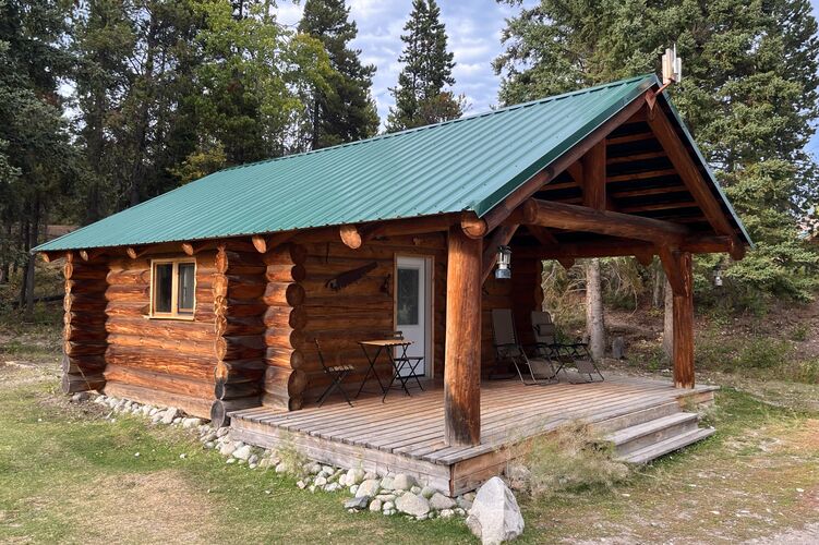 Holzhütte mit Überdachung auf der Terra Nostra Guest Ranch in British Columbia