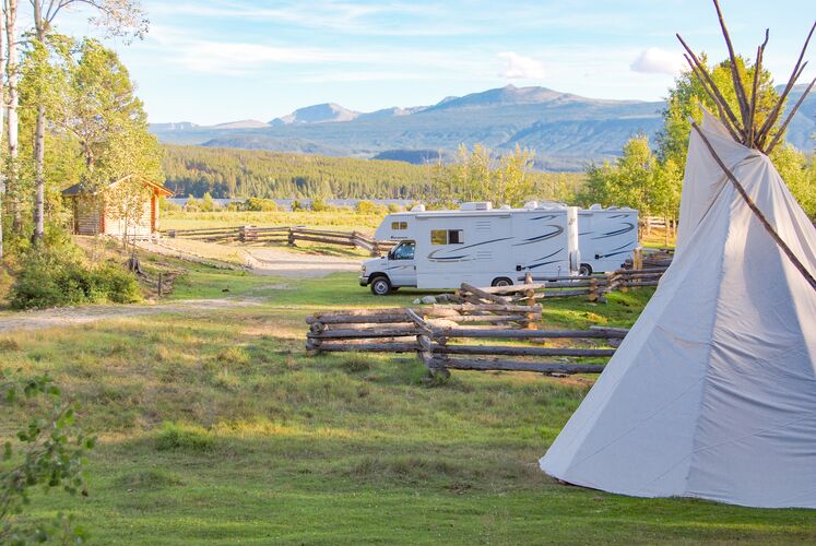 Blick auf den Campingplatz der Terra Nostra Guest Ranch in Kleena Kleene, British Columbia