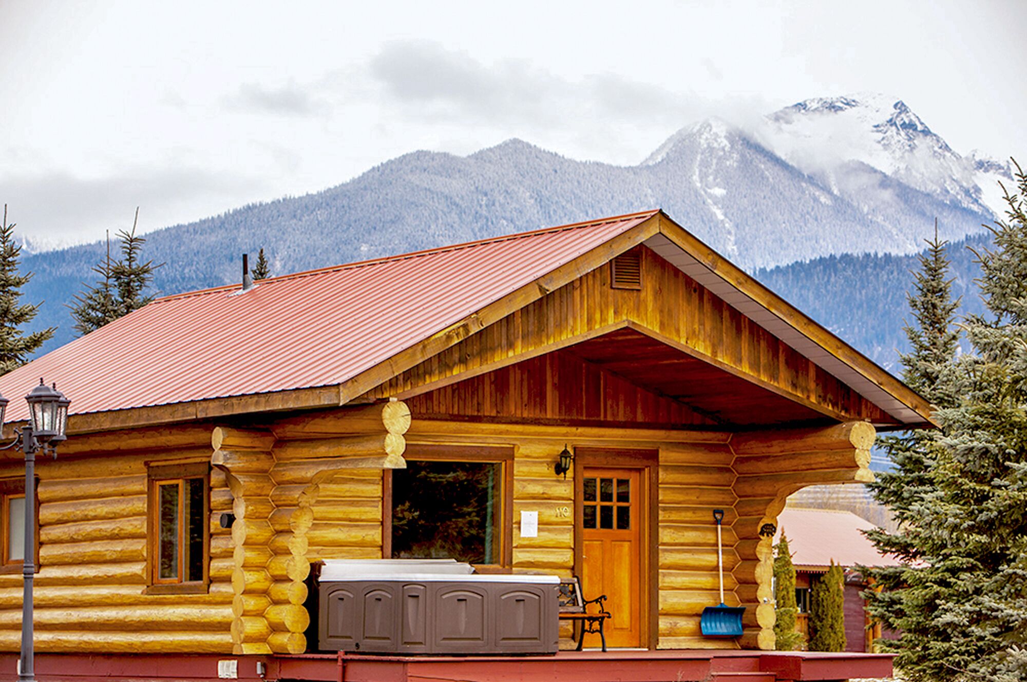 Holzhütte des Glacier House Resort in British Columbia mit Jacuzzi
