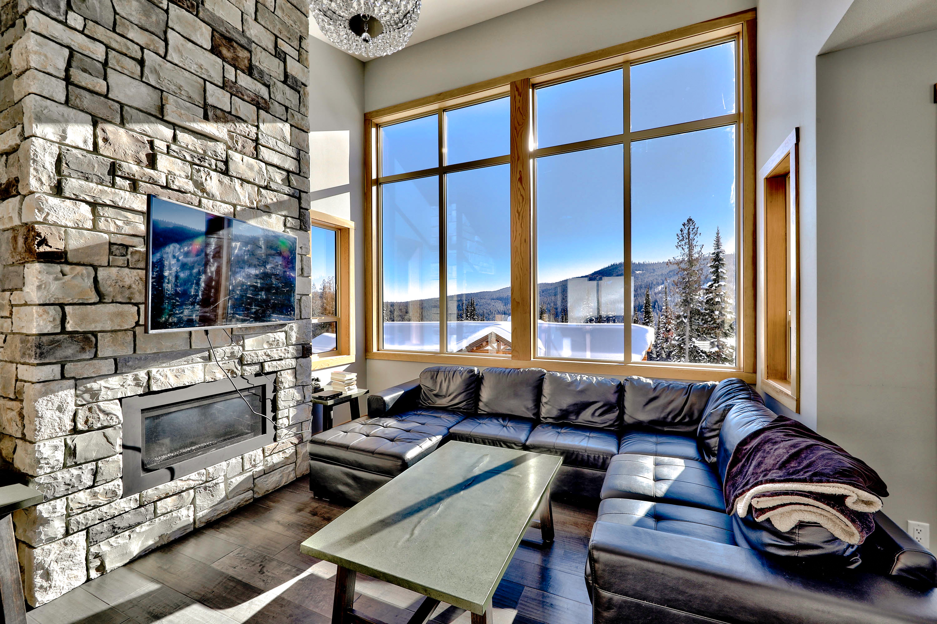 Das Wohnzimmer eines Apartments der Lookout Lodge in Sun Peaks, British Columbia