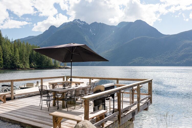 Terrasse und Bootsanleger der Homfray Lodge