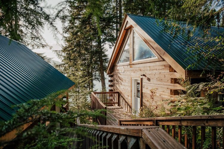 Idyllische Holzhäuser im Klahoose Wilderness Resort in Sunshine Coast British Columbia